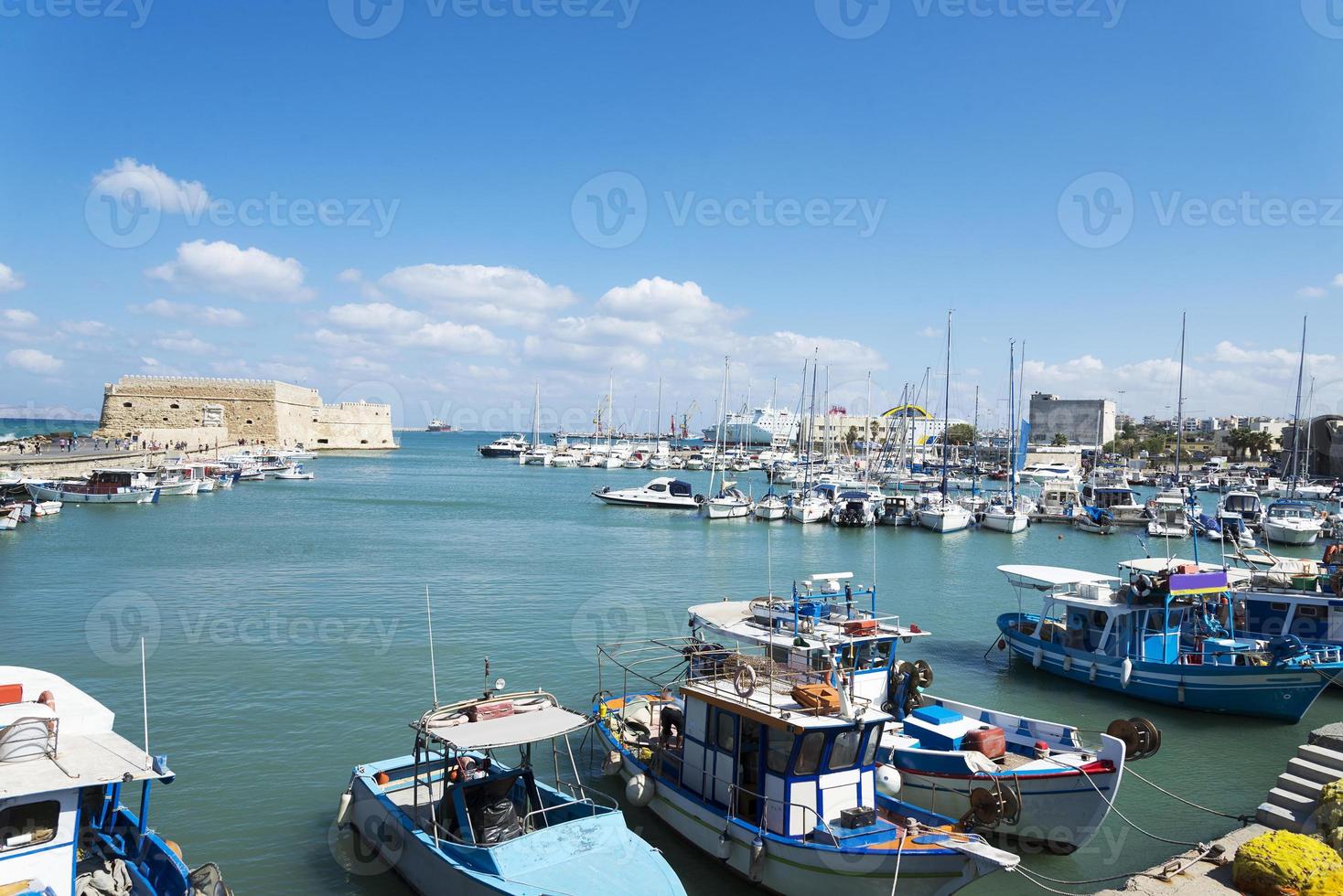 pequeño barco de pesca en el muelle. foto