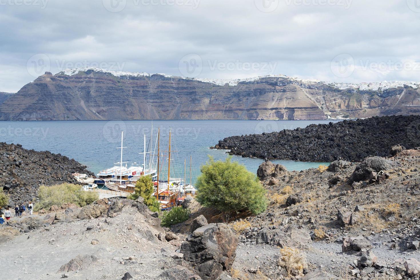 barco de pasajeros cerca de la isla de santorini. foto