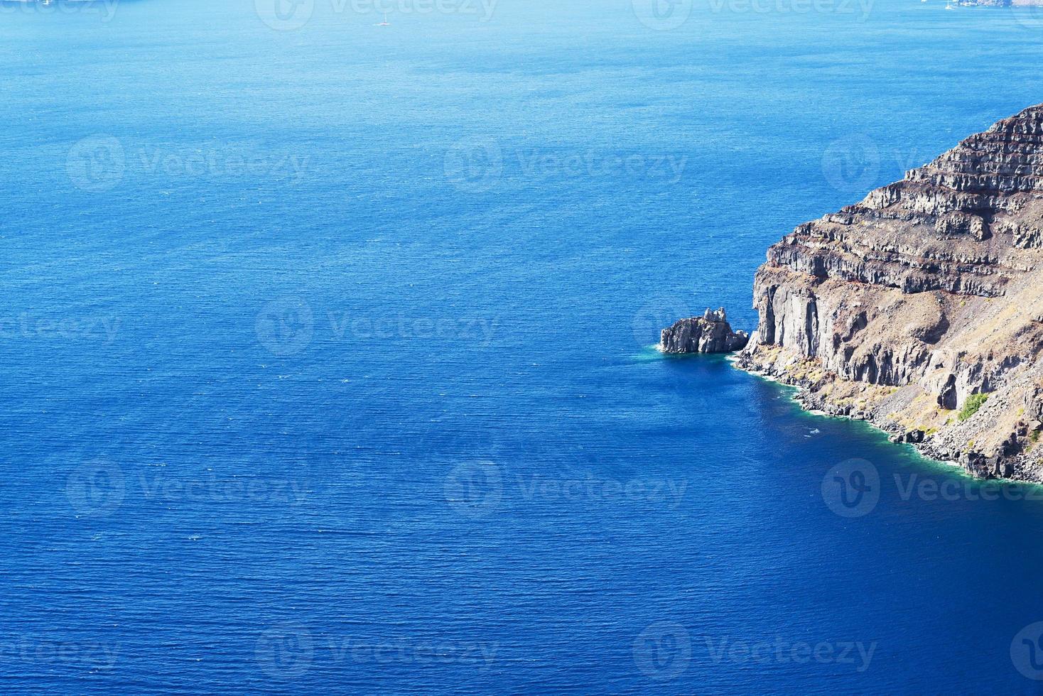 amplio paisaje con vistas a la isla de santorini, grecia foto