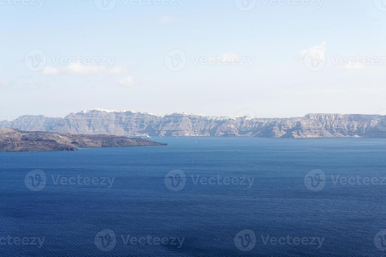 amplio paisaje con vistas a la isla de santorini, grecia foto