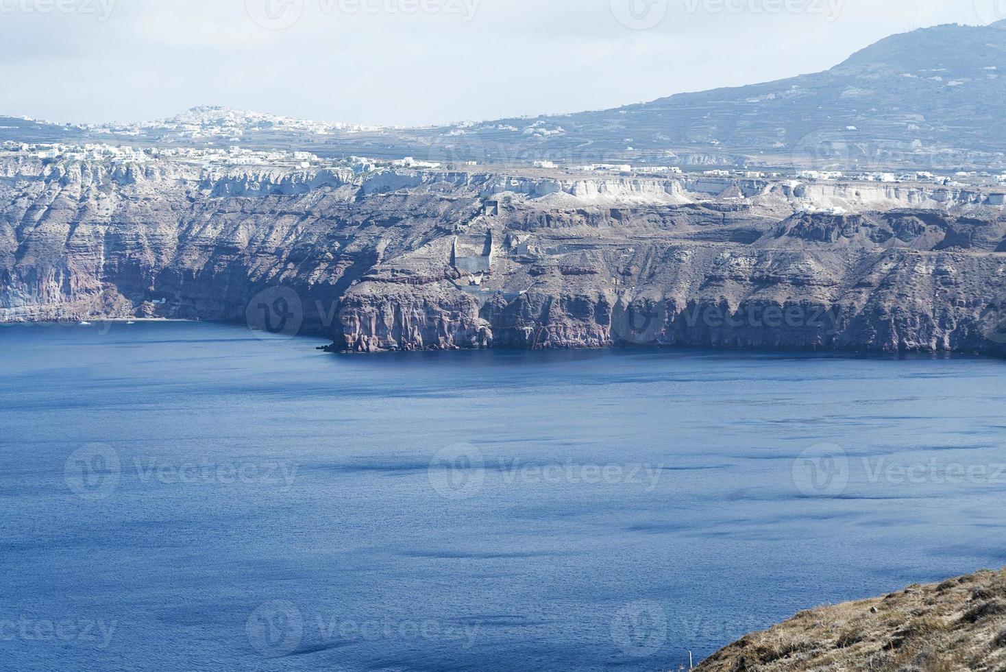 amplio paisaje con vistas a la isla de santorini, grecia foto