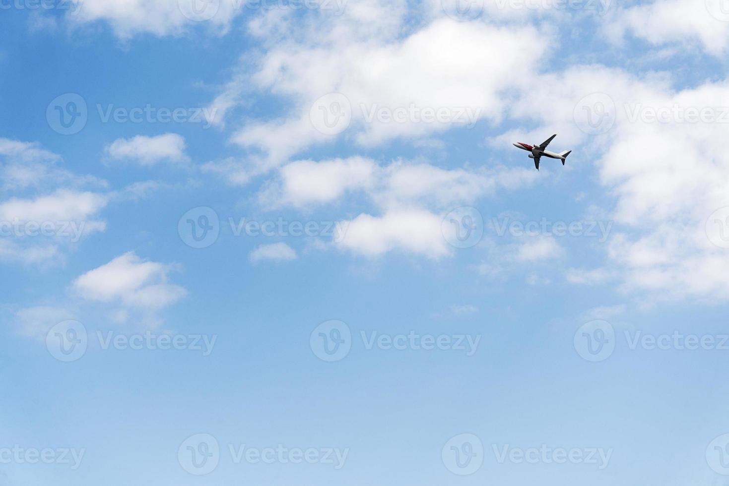 avión de alta velocidad en el cielo de las nubes. foto
