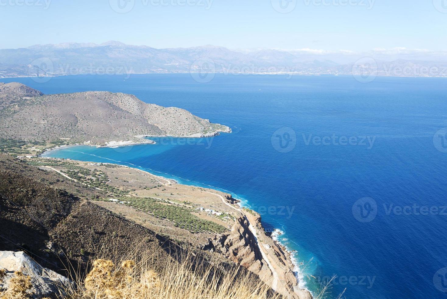 paisaje, mar, árboles y montañas. foto