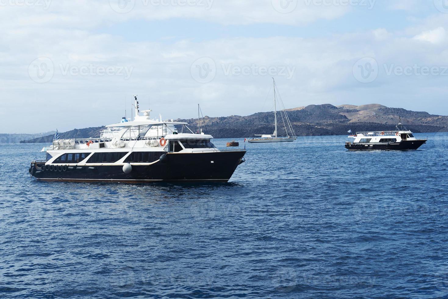 barco de pasajeros cerca de la isla de santorini. foto