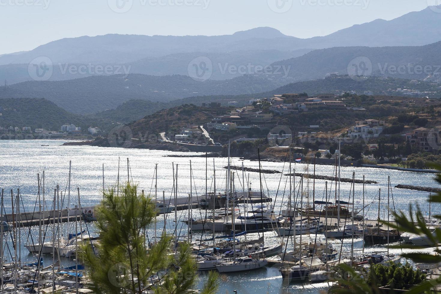 estación de barco cerca de la ciudad en la isla de creta. foto