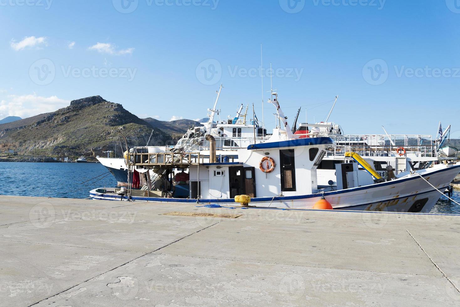 el viejo puerto en el pueblo pesquero de la isla de creta, grecia. foto