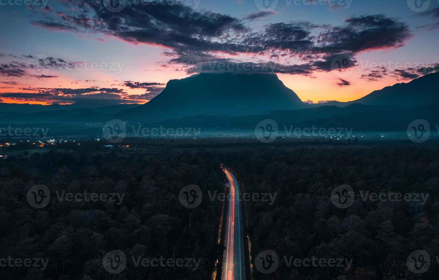 paisaje de puesta de sol montañas y cielo de la tarde foto