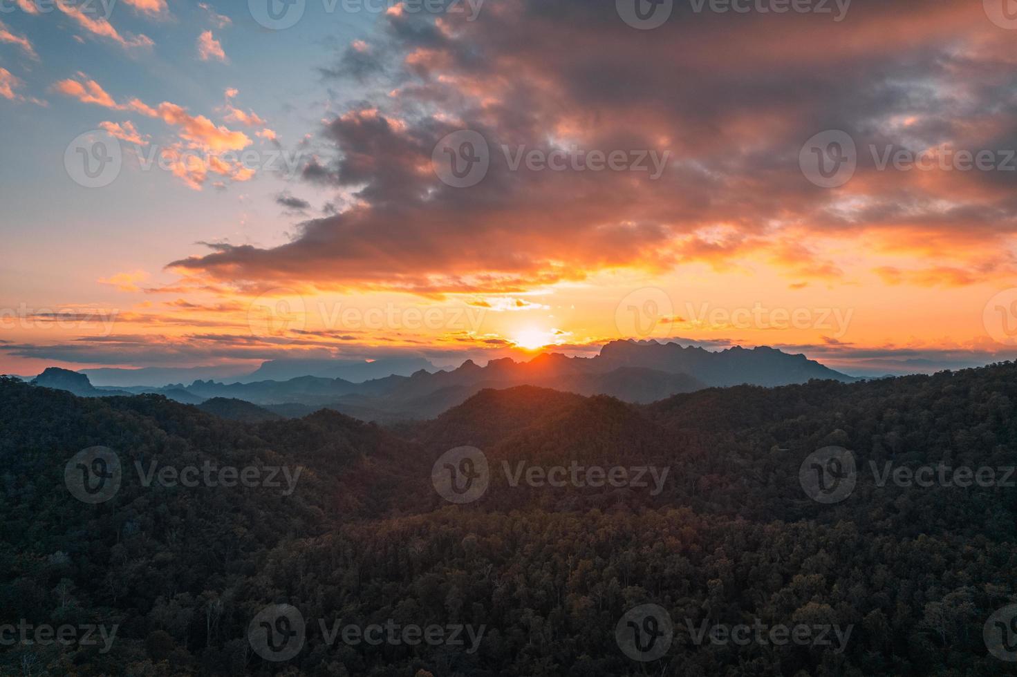 paisaje de puesta de sol montañas y cielo de la tarde foto