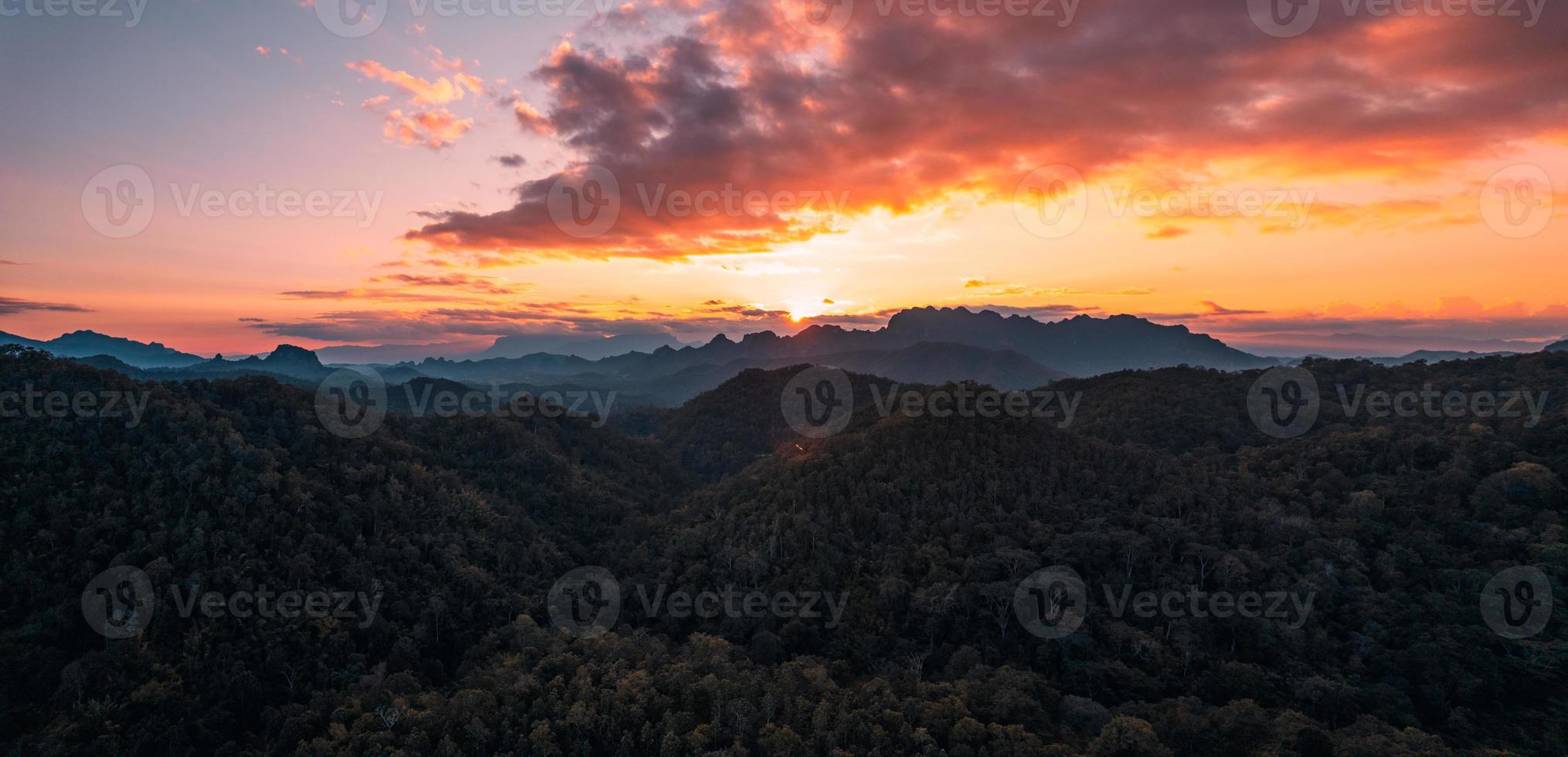 paisaje de puesta de sol montañas y cielo de la tarde foto