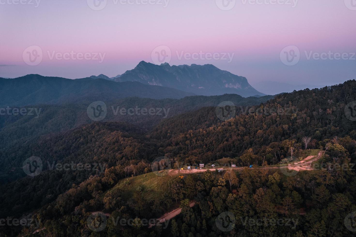 atardecer con vista a la montaña puesta de sol y crepúsculo púrpura foto
