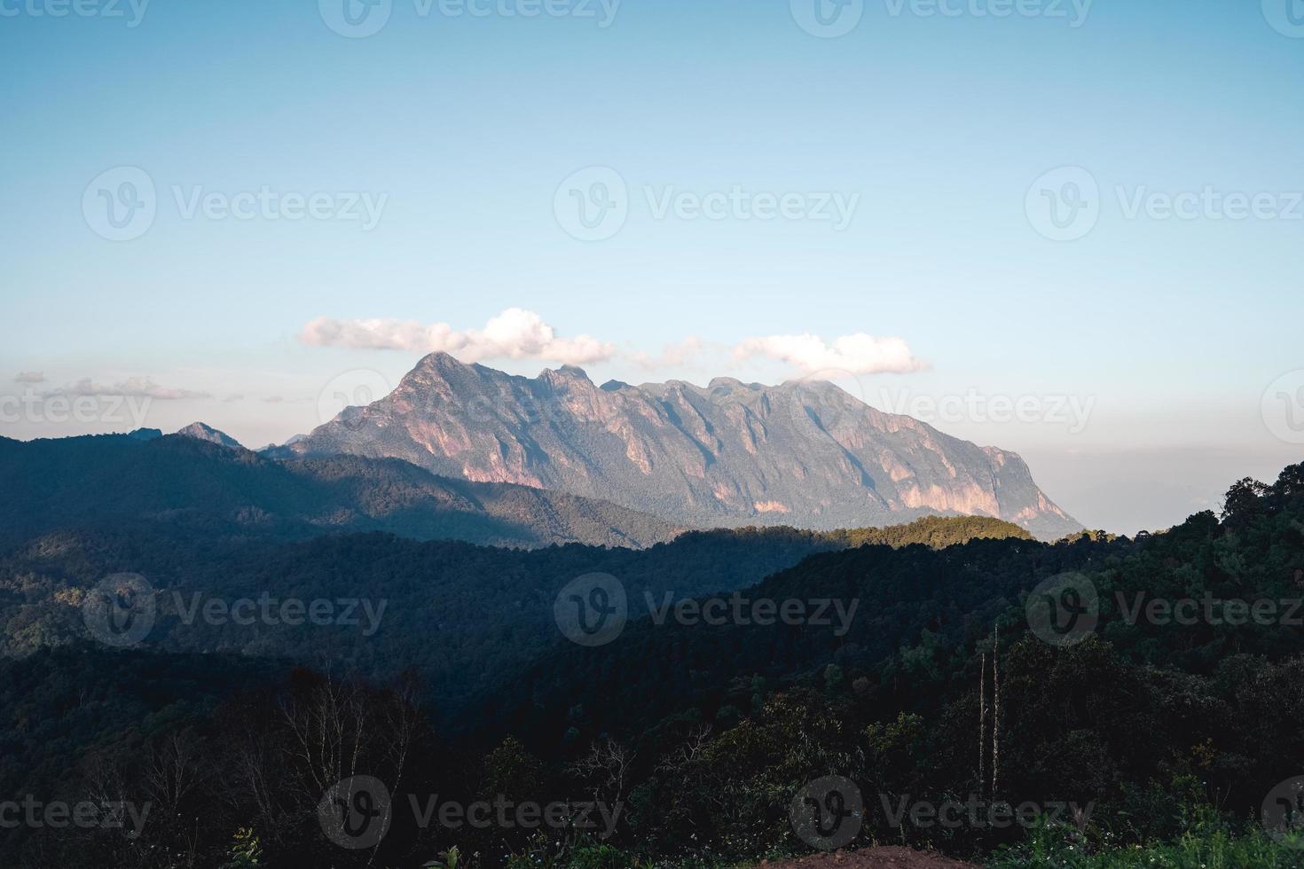 atardecer con vista a la montaña puesta de sol y crepúsculo púrpura foto