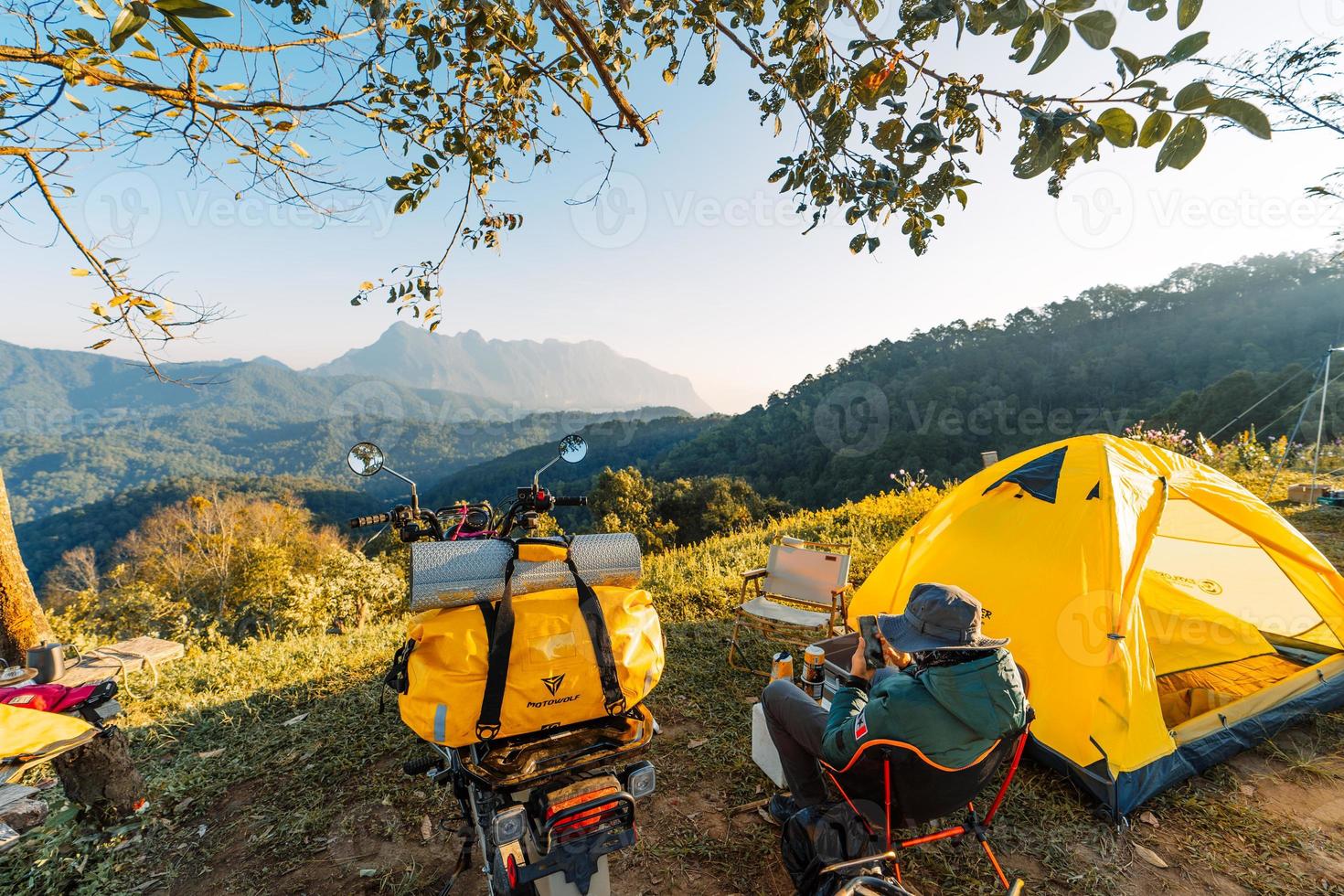 camping amarillo en la montaña foto