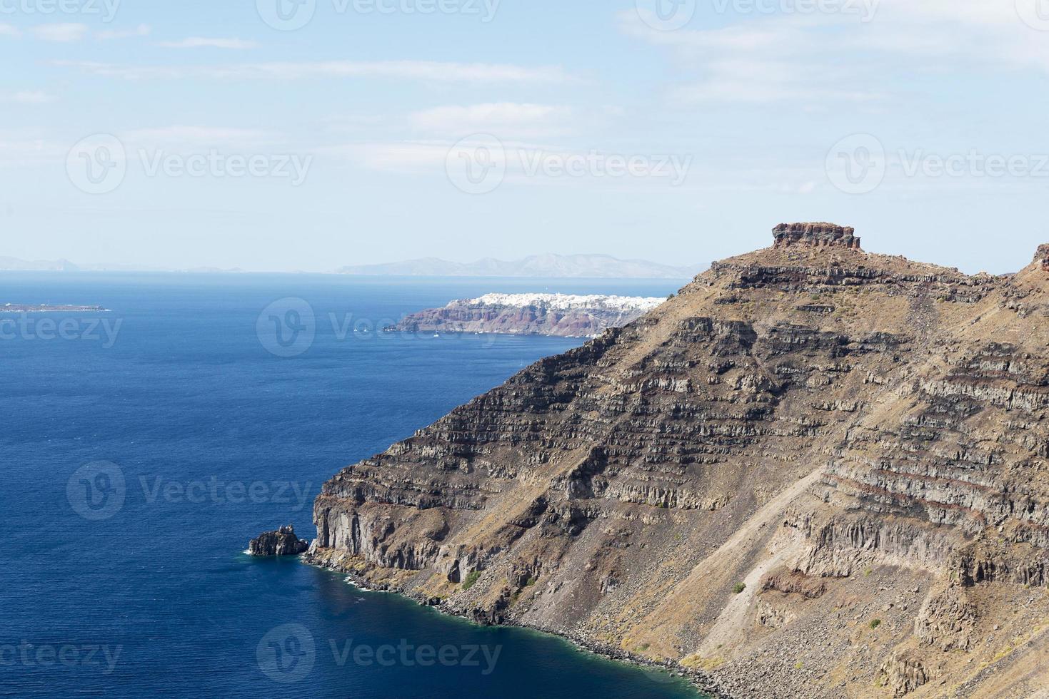 amplio paisaje con vistas a la isla de santorini, grecia foto