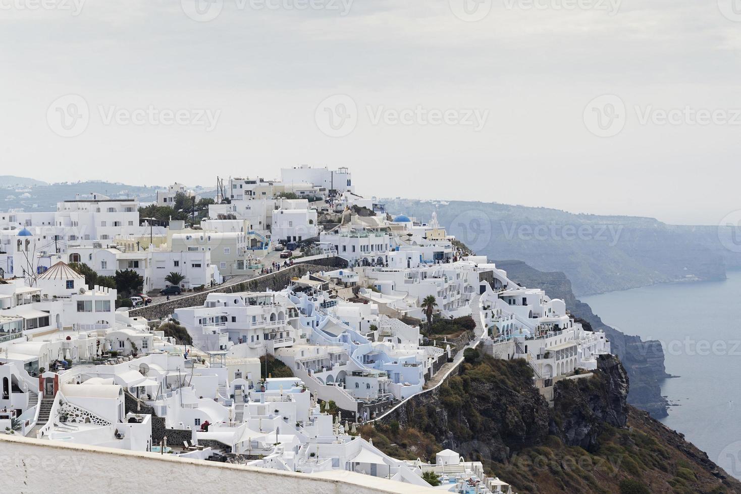 famosa vista sobre el pueblo de oia en la isla santorini, grecia foto