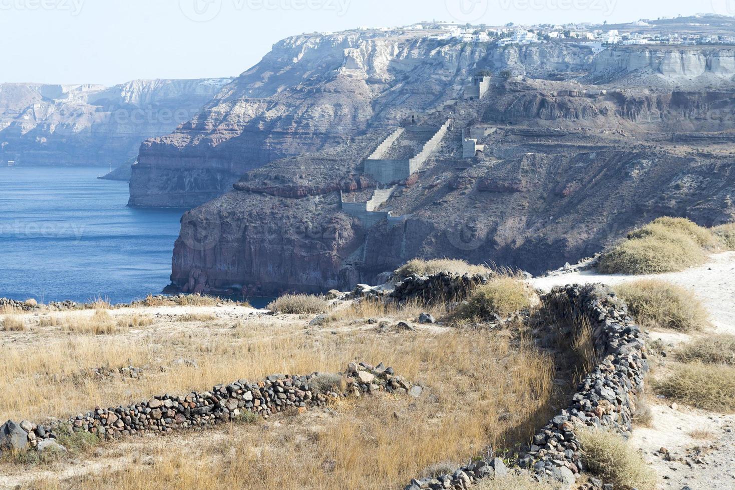 amplio paisaje con vistas a la isla de santorini, grecia foto