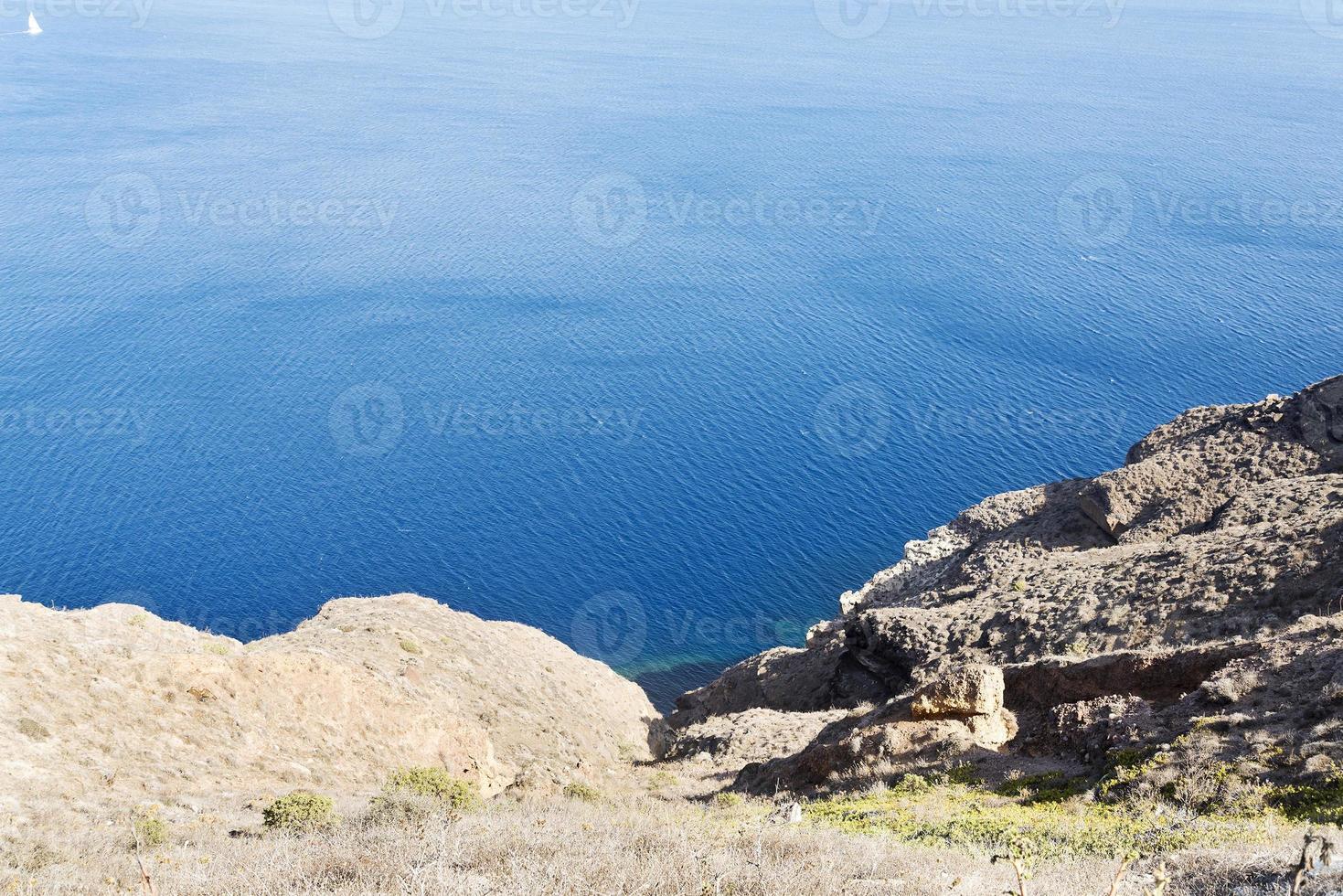 amplio paisaje con vistas a la isla de santorini, grecia foto