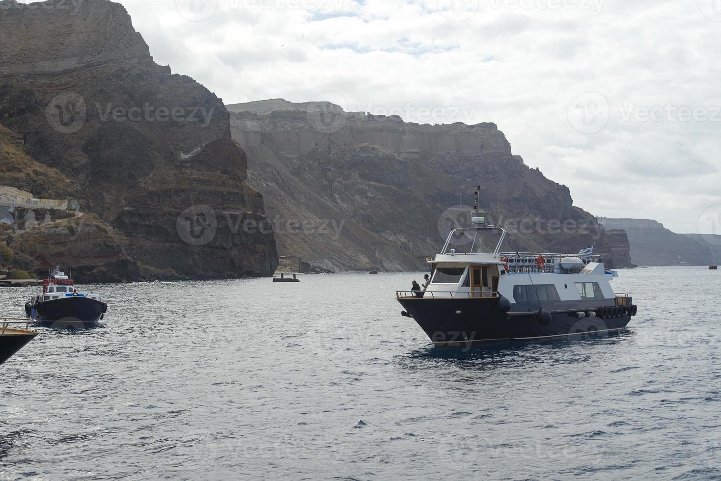 barco de pasajeros cerca de la isla de santorini. foto