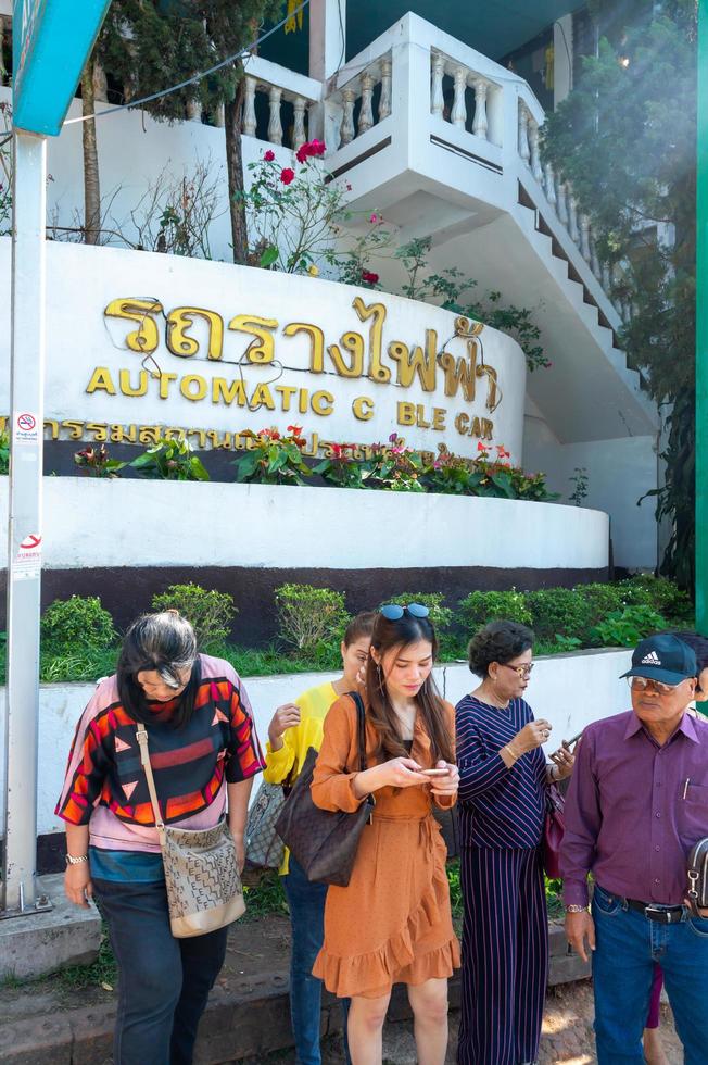 chiang mai tailandia12 de enero de 2020cartel de tranvía que muestra el servicio de tranvía de montaña a phra que doi suthep es un servicio para turistas que no quieren subir las escaleras. foto