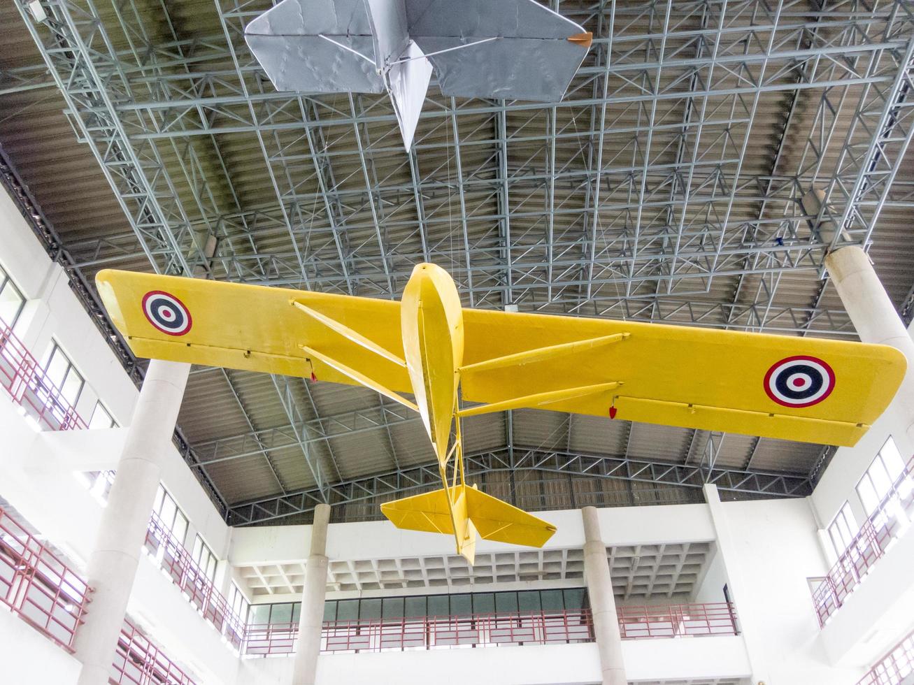 museo de la fuerza aérea tailandesa real bangkokthailand18 de agosto de 2018 dentro del edificio muestra el avión para aprender. el 18 de agosto de 2018 en Tailandia. foto