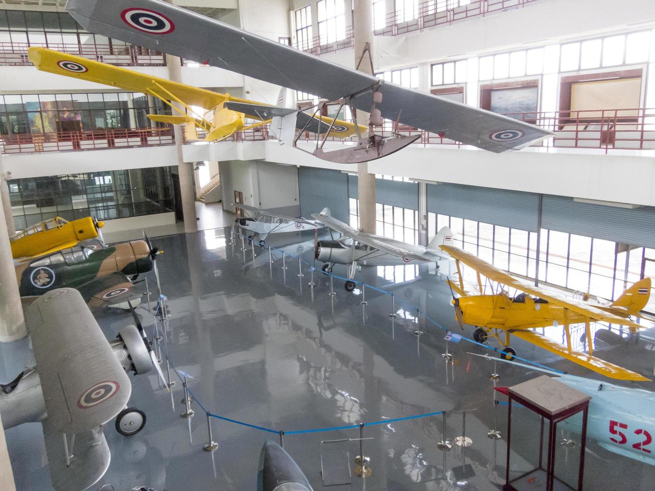 museo de la fuerza aérea tailandesa real bangkokthailand18 de agosto de 2018 dentro del edificio muestra el avión para aprender. el 18 de agosto de 2018 en Tailandia. foto