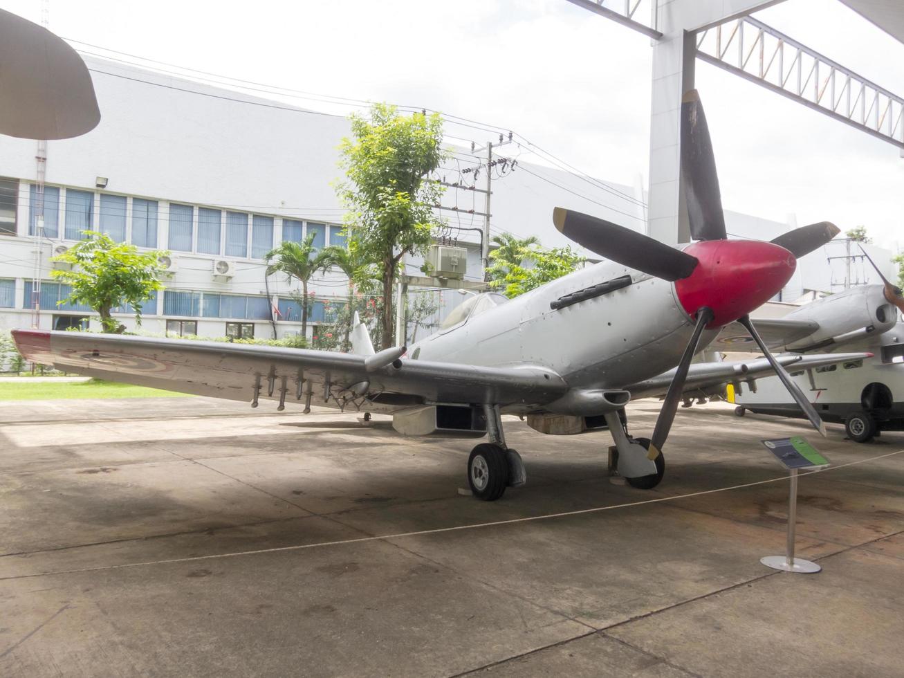 museo de la fuerza aérea tailandesa real bangkokthailand18 de agosto de 2018 el exterior del avión tiene muchos aviones grandes. para conocer más de cerca. el 18 de agosto de 2018 en Tailandia. foto