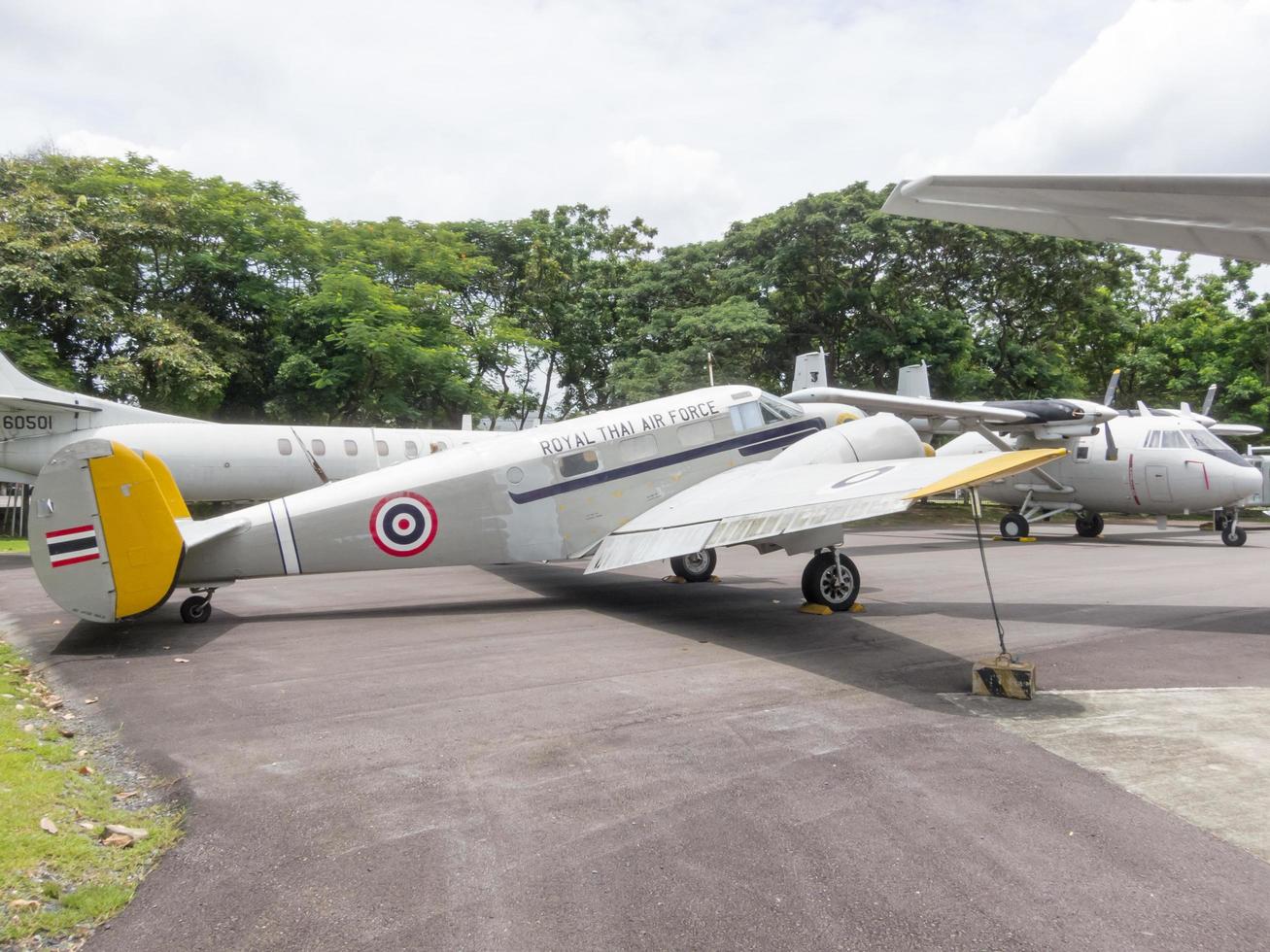 museo de la fuerza aérea tailandesa real bangkokthailand18 de agosto de 2018 el exterior del avión tiene muchos aviones grandes. para conocer más de cerca. el 18 de agosto de 2018 en Tailandia. foto