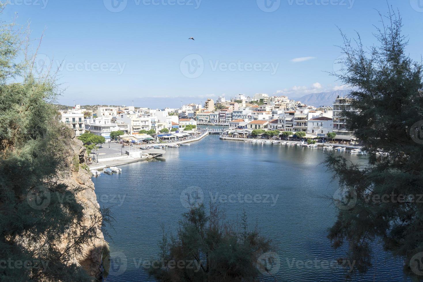 estación de barcos en la ciudad de chania en un día soleado. foto