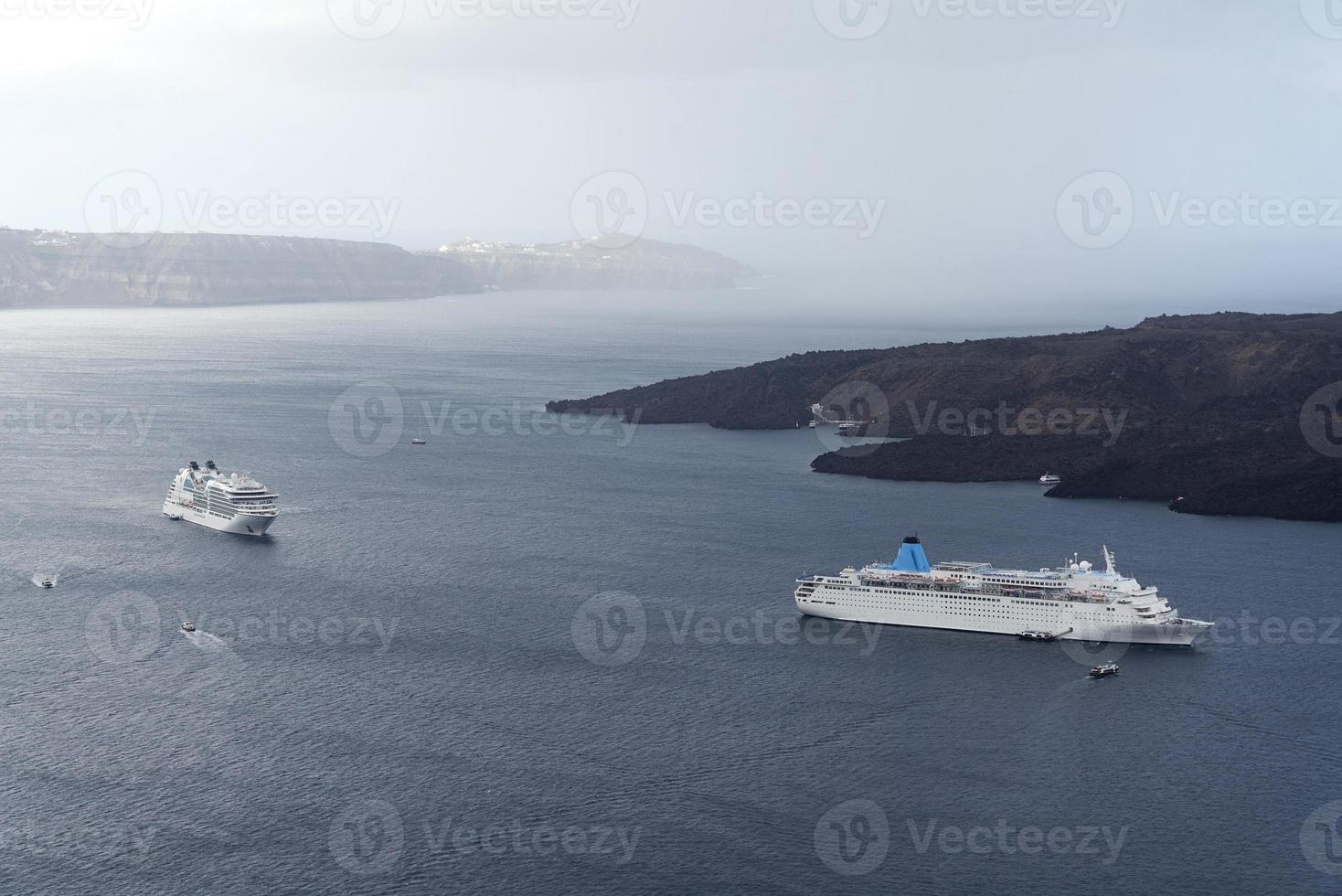 hermoso paisaje con vistas al mar. crucero en el mar cerca de nea kameni, una pequeña isla griega en el mar Egeo cerca de santorini. foto