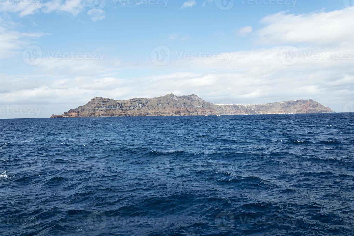 Die Landschaft auf das Meer und die Berge der Insel. photo