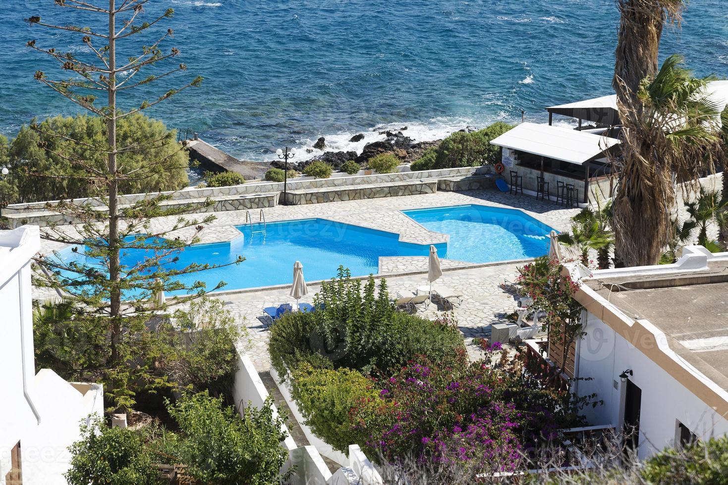 piscina cerca del mar en un día soleado. foto