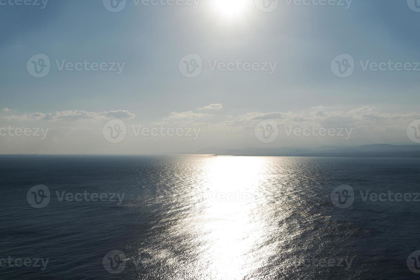 el sol sobre el mar. la isla de creta, las montañas. foto