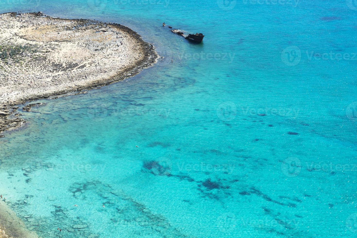 vistas al mar desde lo alto de la fortaleza de gramvousa. foto