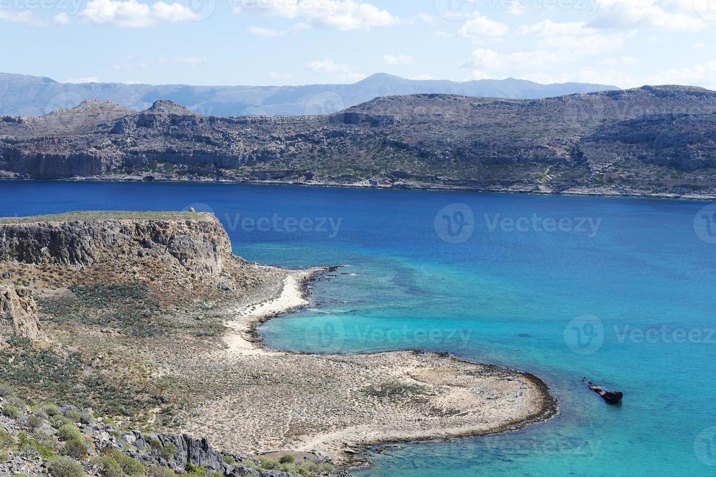 vistas al mar desde lo alto de la fortaleza de gramvousa. foto