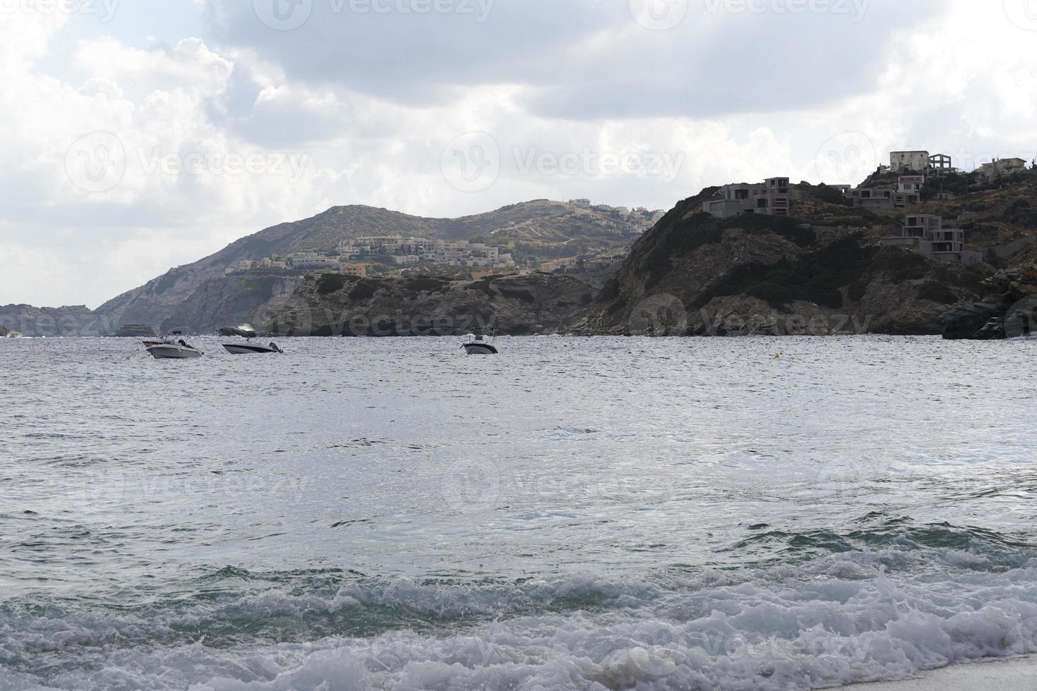 el mar y las montañas de creta. foto