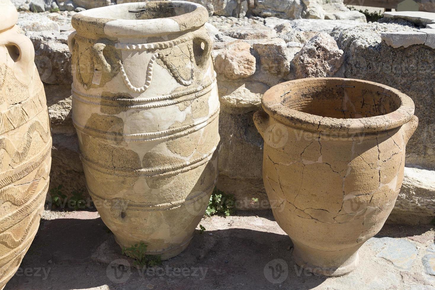 antiguas vasijas de barro, conservadas desde la antigüedad. foto