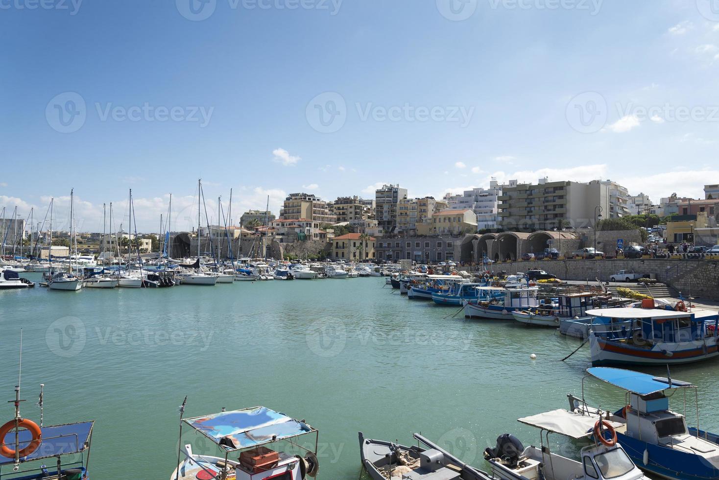 barcos y yates en el muelle de grecia. foto