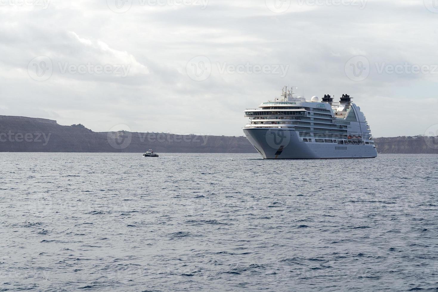 crucero frente a la costa de santorini. foto