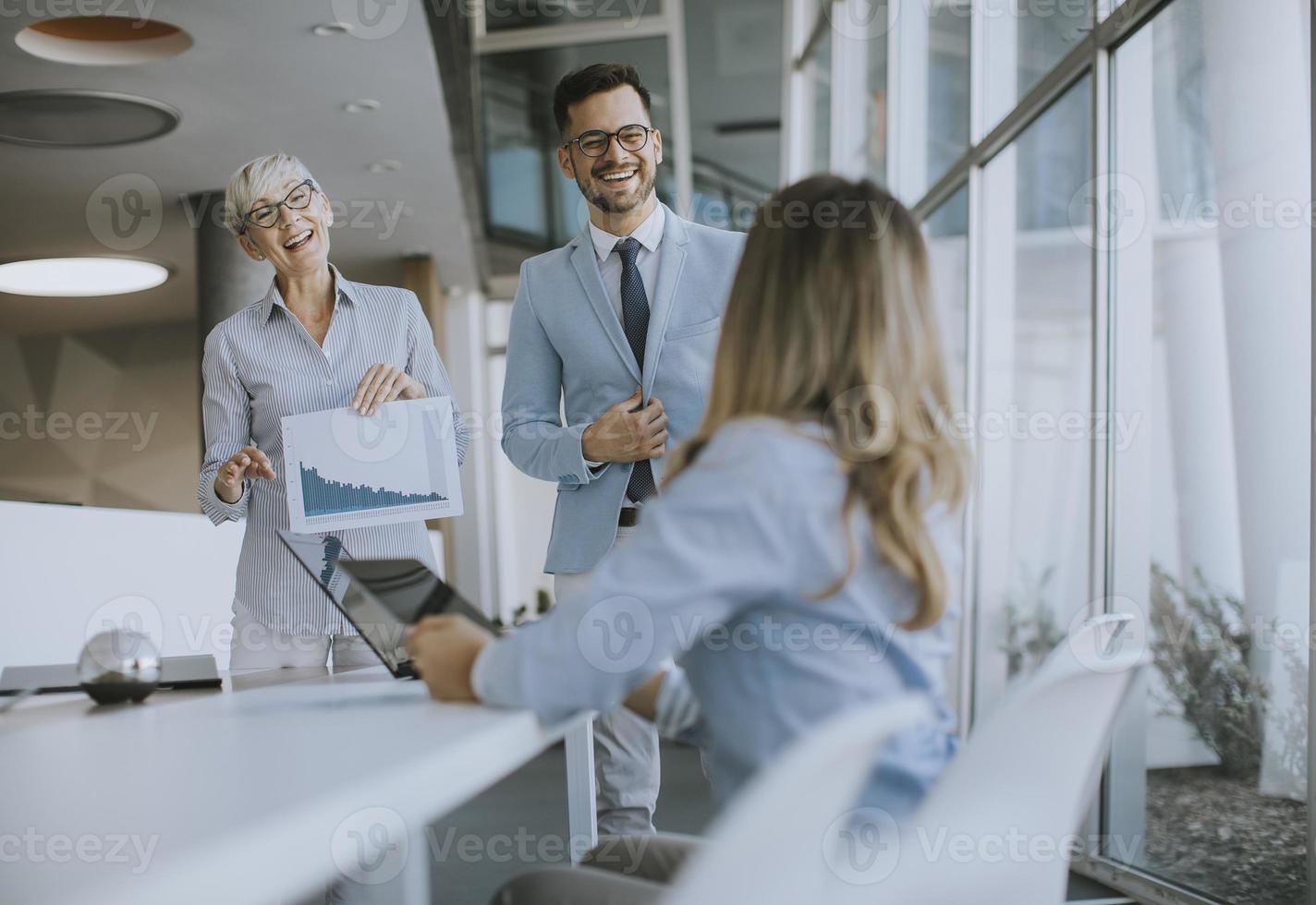 Mujer de negocios madura explicando los detalles del proyecto en una reunión en la oficina foto