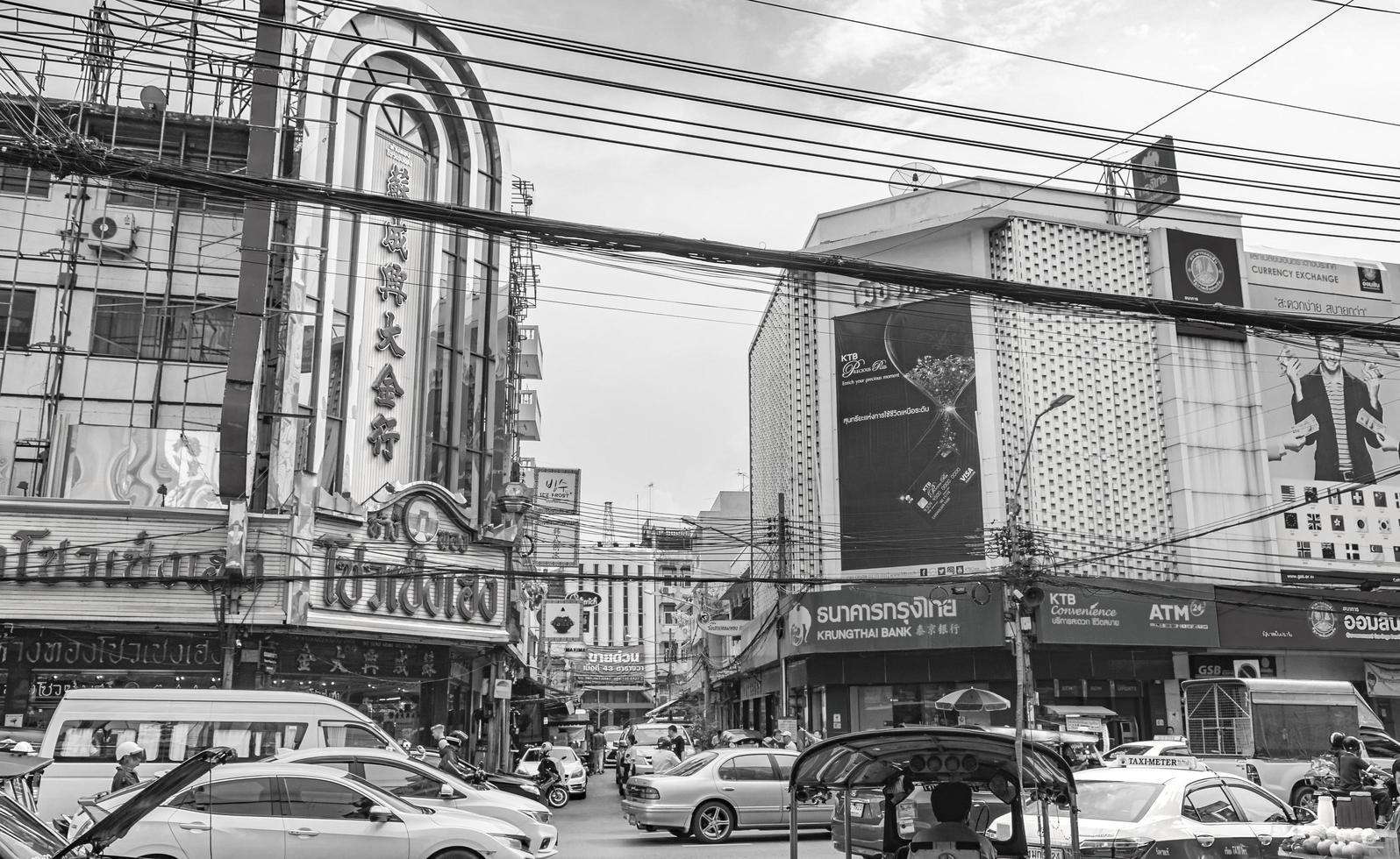 bangkok, tailandia, 22 de mayo de 2018, tráfico pesado en la ciudad de china, bangkok, tailandia, en blanco y negro. foto