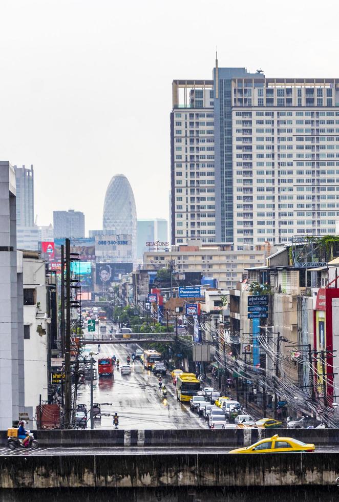 bangkok tailandia 22 de mayo de 2018 paisaje urbano lluvia y tráfico pesado en ratchthewi bangkok tailandia. foto