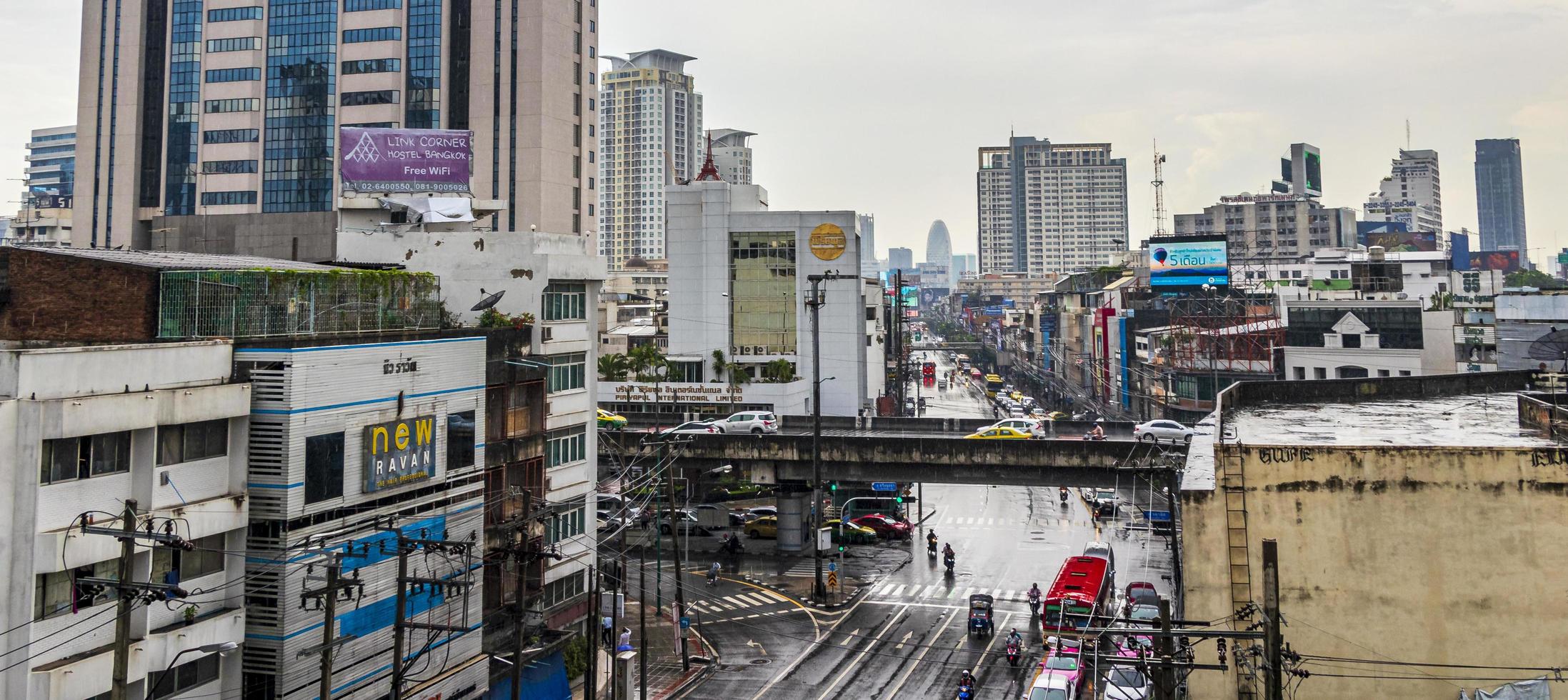 bangkok tailandia 22 de mayo de 2018 paisaje urbano lluvia y tráfico pesado en ratchthewi bangkok tailandia. foto