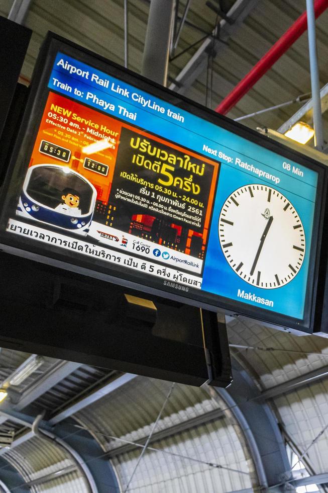 bangkok, tailandia 22 de mayo de 2018, horario de skytrain, estación de makkasan, enlace ferroviario del aeropuerto, bangkok, tailandia. foto