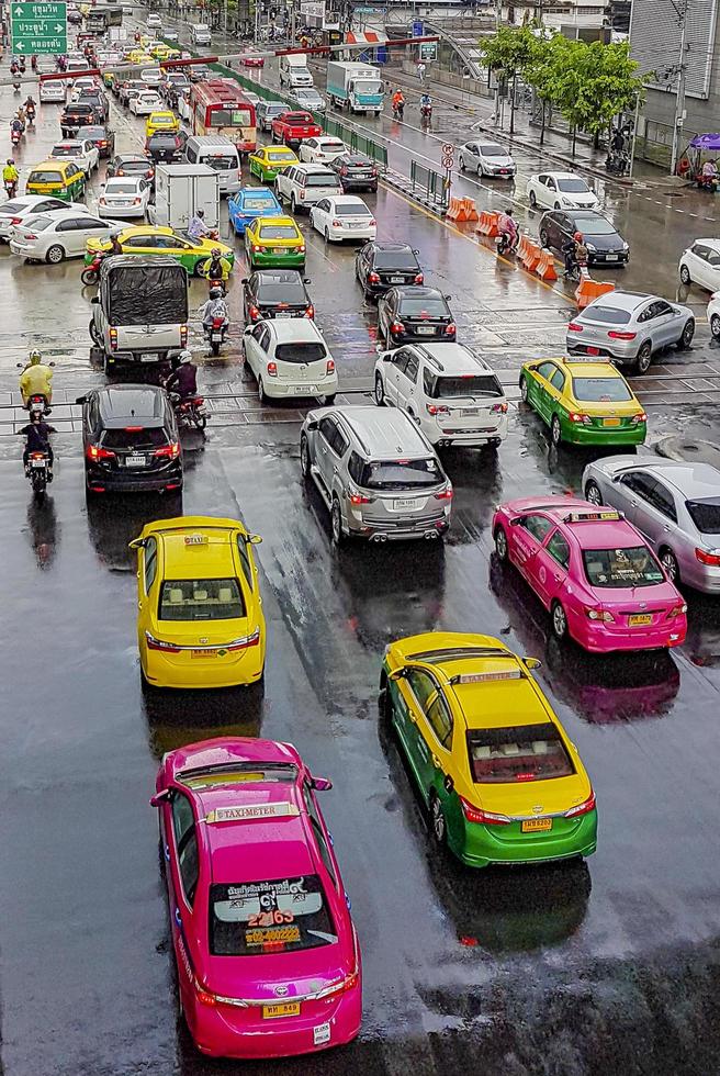 Bangkok, Tailandia 22 de mayo de 2018, hora punta, gran atasco de tráfico pesado en la concurrida Bangkok, Tailandia. foto