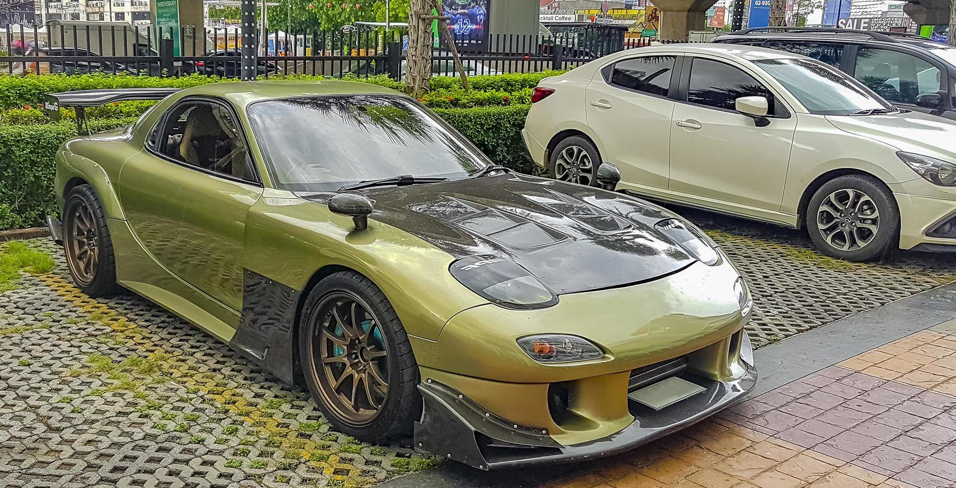 bangkok, tailandia, 22 de mayo de 2018, coche deportivo verde sintonizado estacionado en bangkok, tailandia. foto