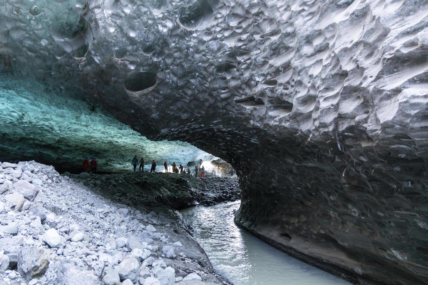 cuevas de hielo en el glaciar de jokulsarlon, islandia foto