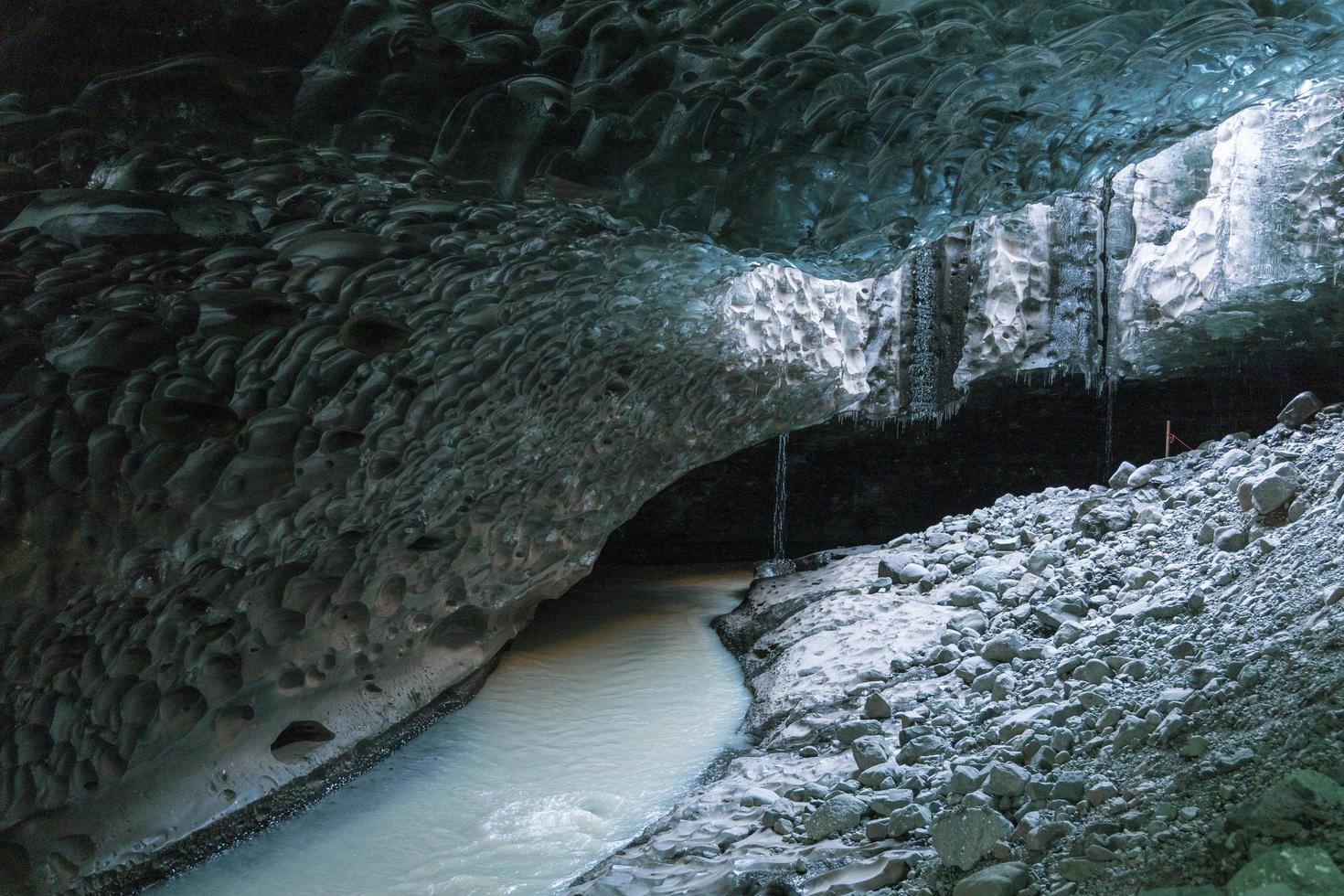 cuevas de hielo en el glaciar de jokulsarlon, islandia foto
