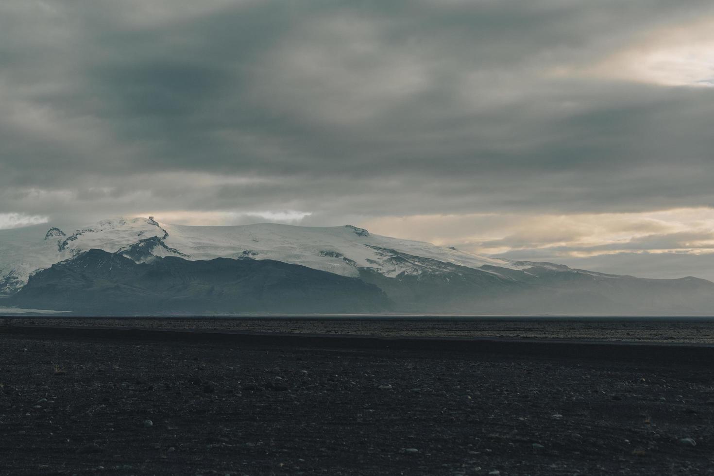 montañas en el sur de islandia foto