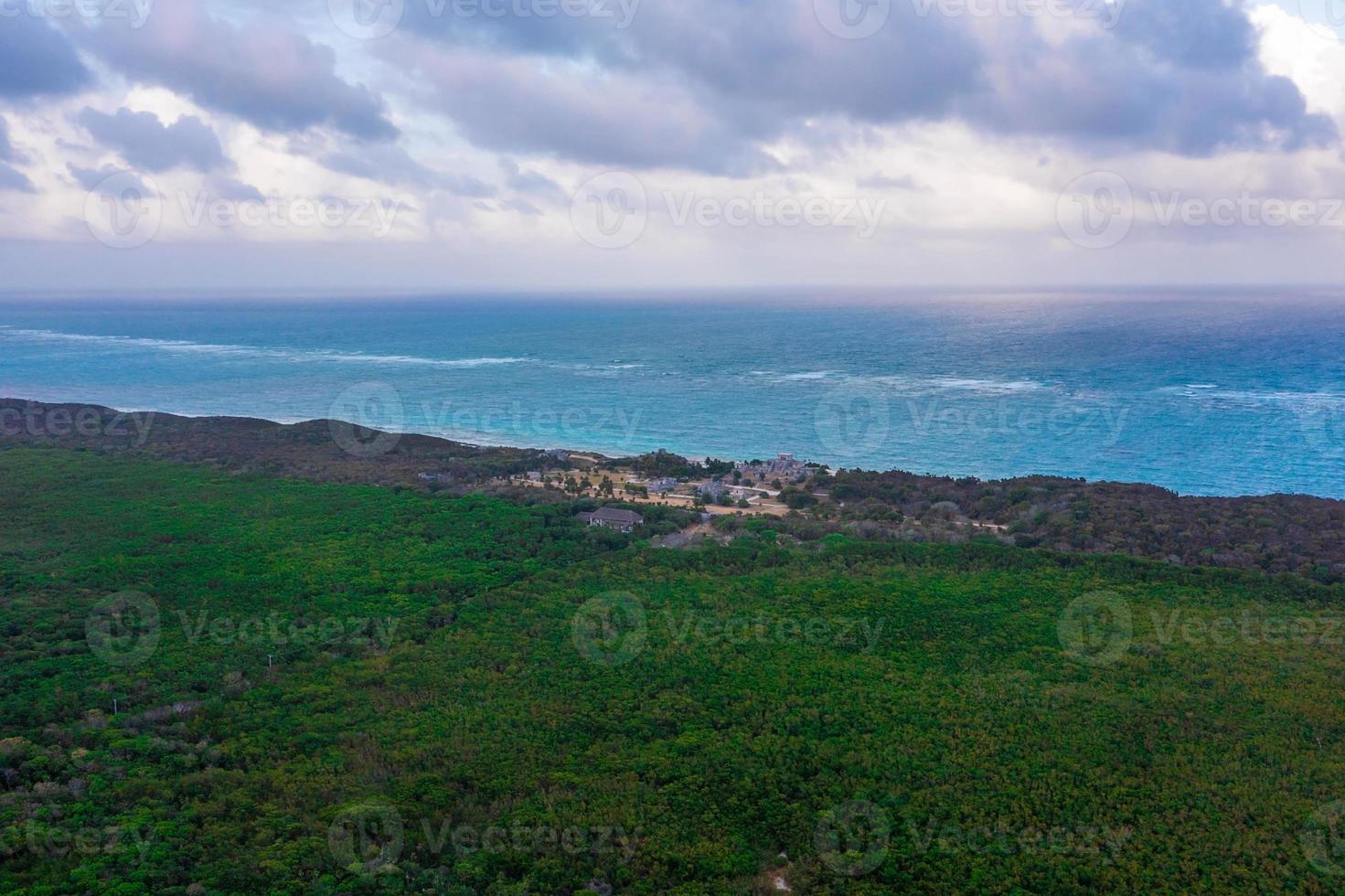 dios del templo de los vientos en el mar caribe turquesa. antiguas ruinas mayas en tulum, méxico foto