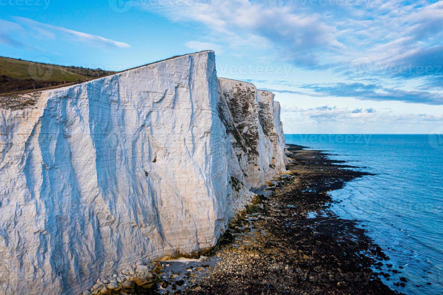 vista aérea de los acantilados blancos de dover. vista de cerca de los acantilados desde el lado del mar. foto