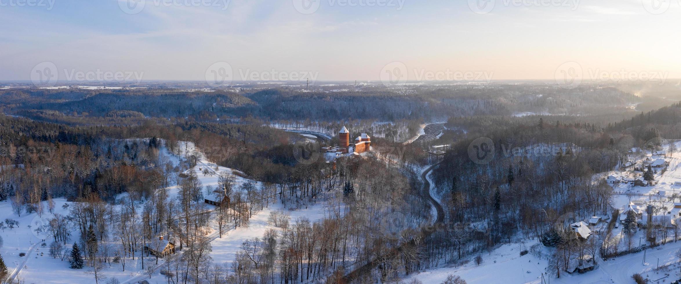 vista clásica de primer plano del famoso castillo a la luz escénica de la mañana al amanecer en un hermoso día frío y soleado en invierno. foto